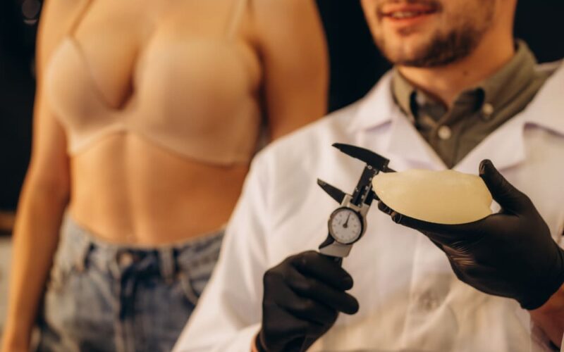 Implantes de senos: guía para resultados naturales según tu estilo de vida